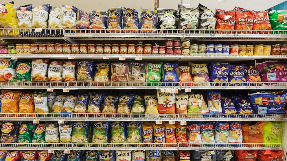 is it okay to eat snacks